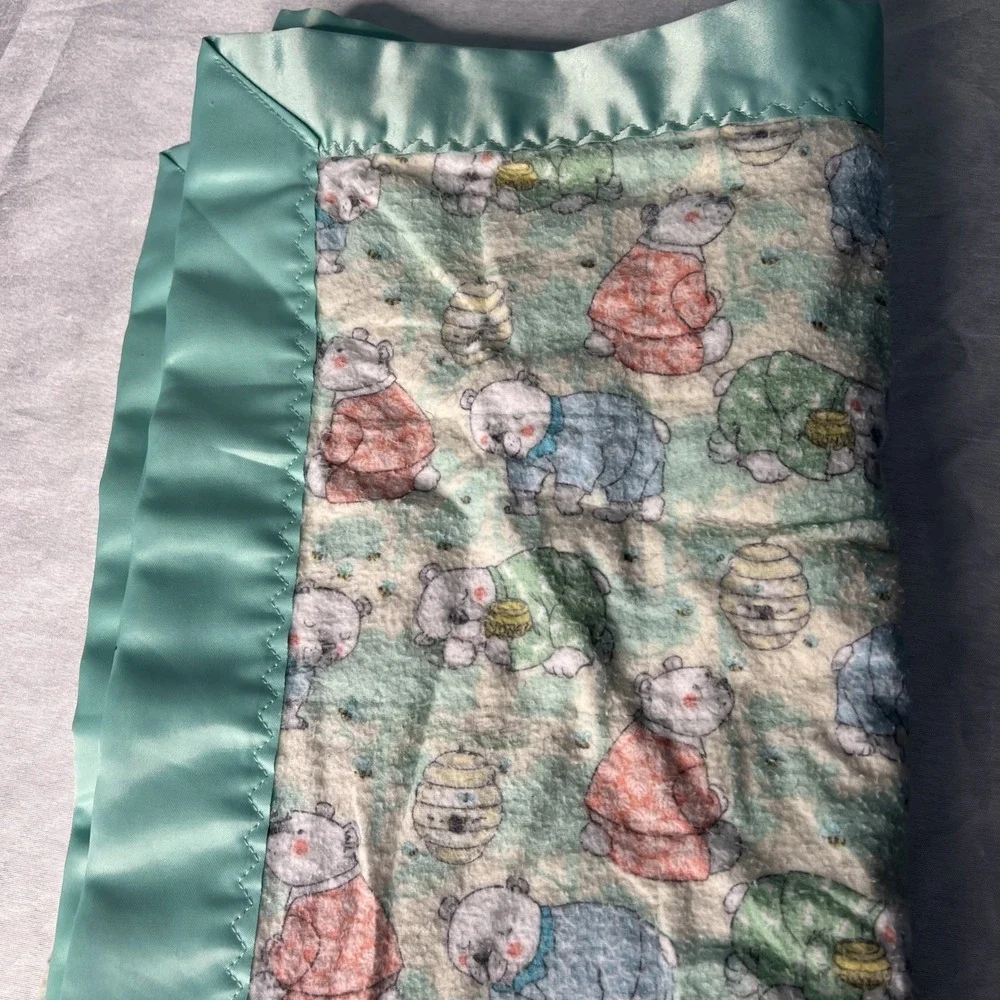 Vintage Cotton Flannel Green Satin Trim Baby Blanket Bears & Bee Hives‎ 38x34